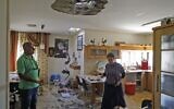 Des Israéliens inspectent une maison détruite par une roquette, à Sdérot, le 12 novembre 2019. (Crédit : MENAHEM KAHANA / AFP)