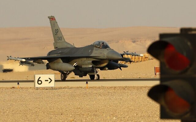 Un F-16 américain participe à l'exercice multinational "Drapeau bleu" à la base d'Ovda,  au nord de la ville israélienne d'Eilat, le 11 novembre 2019 (Crédit :  JACK GUEZ / AFP)