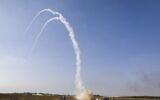 Des missiles israéliens lancés par le système de défense Dôme de Fer, conçu pour intercepter et détruire des roquettes de courte portée et des obus de mortier, au dessus de Netivot, le 12 novembre 2019. (Crédit : MENAHEM KAHANA / AFP)