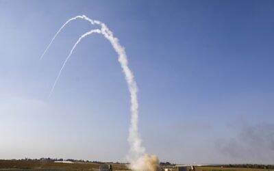 Des missiles israéliens lancés par le système de défense Dôme de Fer, conçu pour intercepter et détruire des roquettes de courte portée et des obus de mortier, au dessus de Netivot, le 12 novembre 2019. (Crédit : MENAHEM KAHANA / AFP)