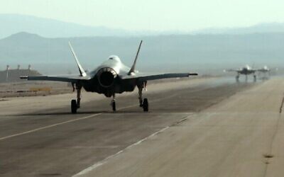 Un F-35 israélien roule sur le tarmac pendant l'exercice aérien multinational dans la base de l'aviation militaire Ovda, au nord de la cité israélienne d'Eilat, le 11 novembre 2019 (Crédit : Emmanuel Dunand/AFP)