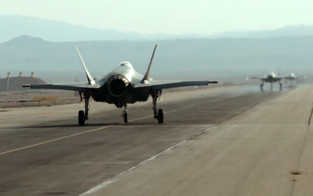Un F-35 israélien roule sur le tarmac pendant l'exercice aérien multinational dans la base de l'aviation militaire Ovda, au nord de la cité israélienne d'Eilat, le 11 novembre 2019 (Crédit : Emmanuel Dunand/AFP)