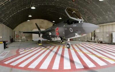 Un F-35 israélien dans un hangar lors de de l'exercice aérien multinational "Drapeau bleu" à la base d'Ovda, au nord de la ville israélienne d'Eilat, le 11 novembre 2019. (Crédit :  Emmanuel DUNAND / AFP)