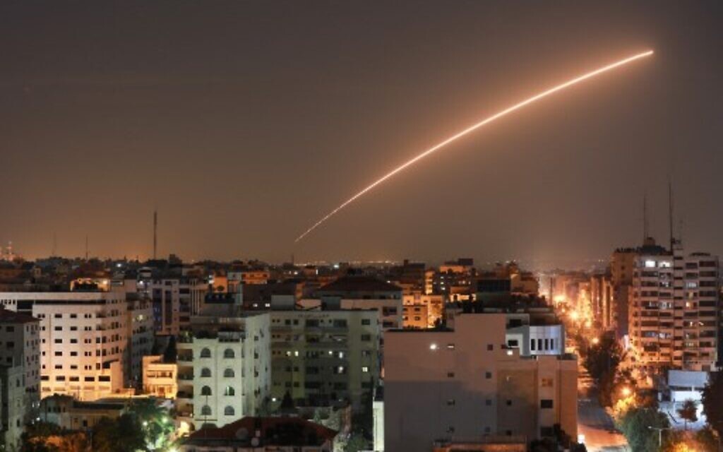 Des missiles israéliens lancés par le système de défense Dôme de Fer, conçu pour intercepter et détruire des roquettes de courte portée et des obus de mortier, au dessus de Gaza City, le 12 novembre 2019 (Crédit : BASHAR TALEB / AFP)