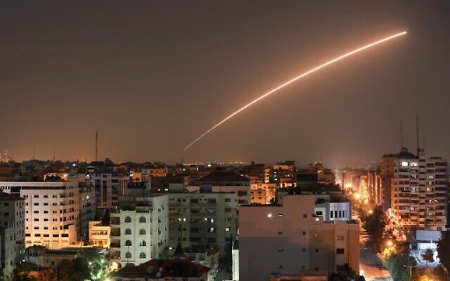 Des missiles israéliens lancés par le système de défense Dôme de Fer, conçu pour intercepter et détruire des roquettes de courte portée et des obus de mortier, au dessus de Gaza City, le 12 novembre 2019 (Crédit : BASHAR TALEB / AFP) Des missiles israéliens lancés par le système de défense Dôme de Fer, conçu pour intercepter et détruire des roquettes de courte portée et des obus de mortier, au dessus de Gaza City, le 12 novembre 2019 (Crédit : BASHAR TALEB / AFP)