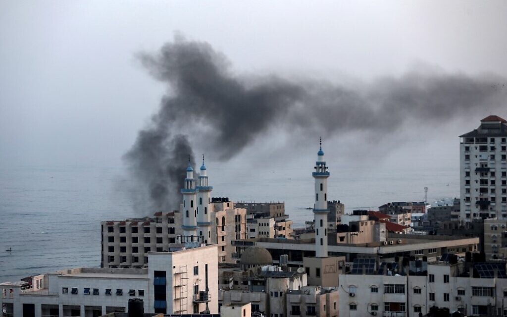 De la fumée surplombe Gaza City après une frappe aérienne israélienne, le 13 novembre 2019. (Crédit : MAHMUD HAMS / AFP)
