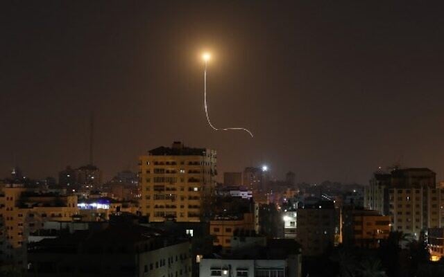 Un missile israélien tiré par le système de défense Dôme de fer, destiné à intercepter et détruire des roquettes et obus d'artillerie à courte portée, au-dessus de la bande de Gaza, le 13 novembre 2019. (Crédit : MAHMUD HAMS / AFP) Un missile israélien tiré par le système de défense Dôme de fer, destiné à intercepter et détruire des roquettes et obus d'artillerie à courte portée, au-dessus de la bande de Gaza, le 13 novembre 2019. (Crédit : MAHMUD HAMS / AFP)