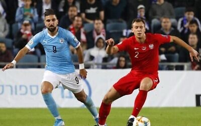 Le milieu de terrain Krystian Bielik, à droite, et l'avant israélien Moanes Dabour au cours d'un match de qualification du groupe G pour l'EURO 2020 entre Israël et la Pologne au stade Teddy de Jérusalem, le 16 novembre 2019 (Crédit :Jack GUEZ / AFP)