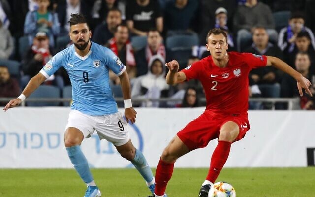 Le milieu de terrain Krystian Bielik, à droite, et l'avant israélien Moanes Dabour au cours d'un match de qualification du groupe G pour l'EURO 2020 entre Israël et la Pologne au stade Teddy de Jérusalem, le 16 novembre 2019 (Crédit :Jack GUEZ / AFP) Le milieu de terrain Krystian Bielik, à droite, et l'avant israélien Moanes Dabour au cours d'un match de qualification du groupe G pour l'EURO 2020 entre Israël et la Pologne au stade Teddy de Jérusalem, le 16 novembre 2019 (Crédit :Jack GUEZ / AFP)