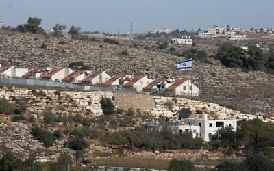 L'implantation israélienne de Kiryat Arba est photographiée près de la ville d'Hébron, en Cisjordanie, le 19 novembre 2019. (Hazem Bader/AFP)