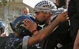 Un manifestant libanais embrasse le casque d'un policier près du Parlement, à Beyrouth, le 19 novembre 2019. (Crédit : Anwar AMRO/AFP)