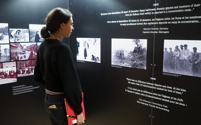 Un femme visite l'exposition "Mémoire Rom : 70 ans après à Rivesaltes le 20 novembre 2019. (Crédit : RAYMOND ROIG / AFP)