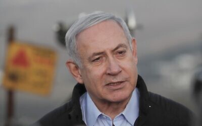 Le Premier ministre israélien Benjamin Netanyahu durant une visite sur une base militaire du plateau du Golan, surplombant le territoire syrien, le 24 novembre 2019 (Crédit :  ATEF SAFADI / POOL / AFP)