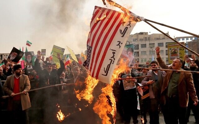 Le drapeau américain incendié lors des manifestations à Téhéran, le 25 novembre 2019. (Crédit : ATTA KENARE / AFP) Le drapeau américain incendié lors des manifestations à Téhéran, le 25 novembre 2019. (Crédit : ATTA KENARE / AFP)