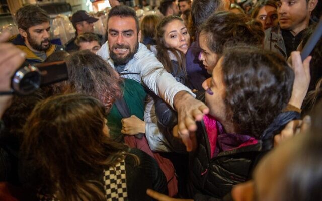La police turque en civil tente d'arrêter une femme lors d'affrontements avec des militantes des droits des femmes alors qu'elles participaient à une marche sur la place Taksim à Istanbul le 25 novembre 2019 pour protester contre la violence à l'égard des femmes lors de la Journée internationale pour l'élimination de la violence à l'égard des femmes .
(Crédit : BULENT KILIC / AFP)