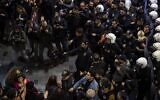 Un officier de police est en possession d'une arme à main non meurtrière alors que la police anti-émeute bloque l'accès de la ville alors que des militantes des droits des femmes participent à une marche sur la place Taksim à Istanbul le 25 novembre 2019 pour protester contre la violence sexiste à l'occasion de la Journée internationale pour l'élimination de la violence contre les femmes. (Crédit : Yasin AKGUL / AFP)