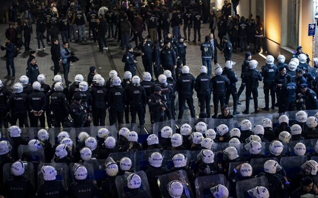 La police anti-émeute bloque l'avenue Istiklal alors que des militantes des droits des femmes participent à une marche sur la place Taksim à Istanbul le 25 novembre 2019, pour protester contre la violence sexiste à l'occasion de la Journée internationale pour l'élimination de la violence à l'égard des femmes. 5crédit : AFP)
