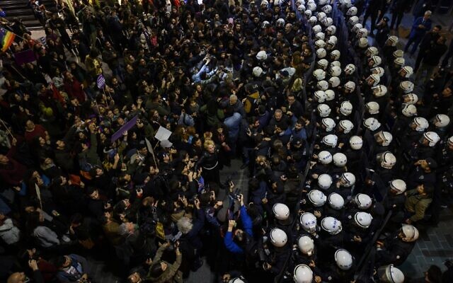 La police anti-émeute bloque l'avenue Istiklal alors que des militantes des droits des femmes participent à une marche sur la place Taksim à Istanbul le 25 novembre 2019, pour protester contre la violence sexiste à l'occasion de la Journée internationale pour l'élimination de la violence à l'égard des femmes. 5crédit : AFP)
