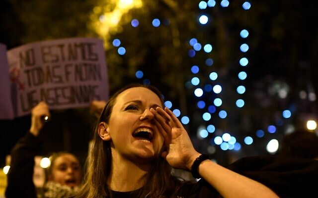 Une femme crie lors d'une manifestation marquant la Journée internationale pour l'élimination de la violence à l'égard des femmes à Madrid, le 25 novembre 2019. (Crédit : OSCAR DEL POZO / AFP)