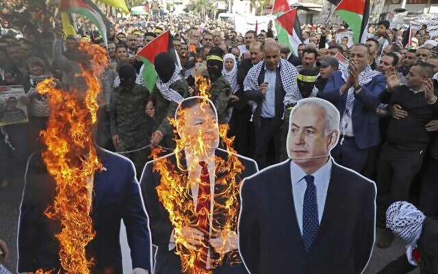 Des manifestants palestiniens brûlent des cartons à l'effigie Donald Trump, Mike Pompeo et Benjamin Netanahu, à Naplouse, le 26 novembre 2019. (Crédit : Jaafar ASHTIYEH / AFP)