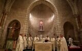 Le Nonce apostolique en Terre Sainte Leopoldo Girelli (C) anime une messe à la chapelle Notre-Dame de Jérusalem, en ouverture des célébrations de l'arrivée d'un petit morceau de la Relique du berceau de Jésus, un cadeau du Pape François, le 29 novembre 2019. (Crédit : GALI TIBBON / AFP)
