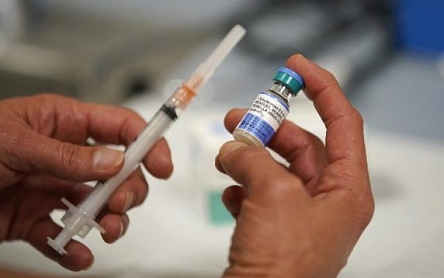 Une bouteille à dose unique de vaccin contre la rougeole, les oreillons et le virus de la rubéole (RRO) au ministère de la Santé du comté de Salt Lake, en Utah, le 26 avril 2019. Illustration. (Crédit : George Frey/Getty Images) Une bouteille à dose unique de vaccin contre la rougeole, les oreillons et le virus de la rubéole (RRO) au ministère de la Santé du comté de Salt Lake, en Utah, le 26 avril 2019. Illustration. (Crédit : George Frey/Getty Images)