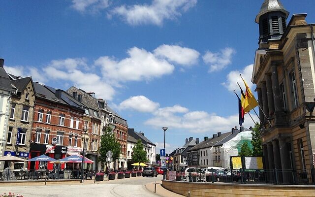 La Grand-Place au centre de Neufchâteau. (Crédit : Bdx / Wikimédia / CC BY-SA 4.0)