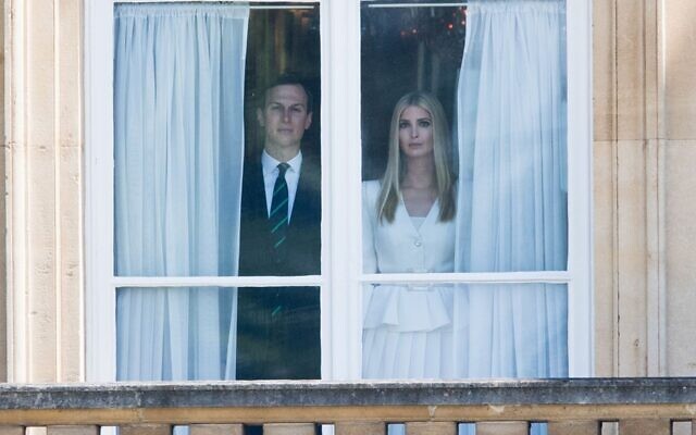 Jared Kushner et Ivanka Trump à Buckingham Palace à Londres le 3 juin 2019. (Crédit : Samir Hussein/WireImage via JTA) Jared Kushner et Ivanka Trump à Buckingham Palace à Londres le 3 juin 2019. (Crédit : Samir Hussein/WireImage via JTA)