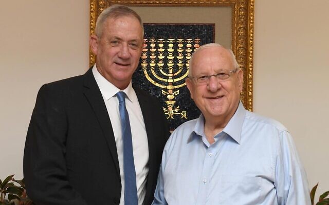 Le président Reuven Rivlin (à droite) et le dirigeant de Kakhol lavan Benny Gantz se rencontrent à la résidence du président, le 15 novembre 2019. (Mark Neiman/GPO)