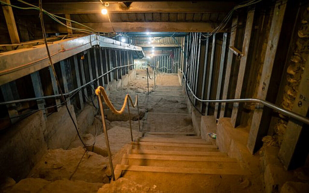 Une route romaine connue comme le chemin des pèlerins actuellement fouillée sur le site archéologique de la Cité de David à Jérusalem, le 24 septembre 2019 (Crédit : Luke Tress/Times of Israel)