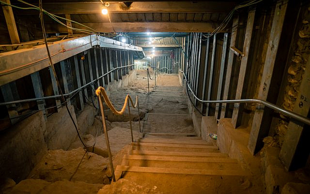Une route romaine connue comme le chemin des pèlerins actuellement fouillée sur le site archéologique de la Cité de David à Jérusalem, le 24 septembre 2019 (Crédit : Luke Tress/Times of Israel)