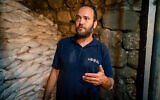 L'archéologue Ari Levy sur le site de fouilles archéologiques de la Cité de David à Jérusalem, le 24 septembre 2019 (Crédit : Luke Tress/Times of Israel)