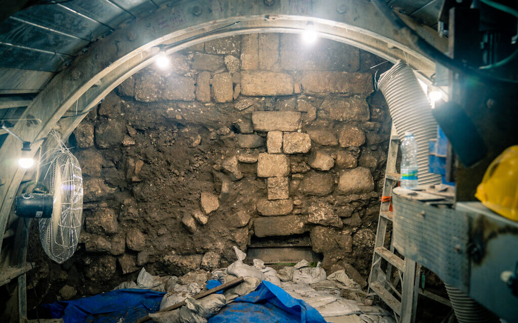 La route romaine connue sous le nom de chemin des pèlerins en cours de fouilles sur le site archéologique de la Cité de David à Jérusalem, le 24 septembre 2019 (Crédit : Luke Tress/Times of Israel)