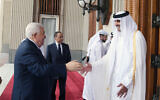 Mahmoud Abbas, président de l'Autorité palestinienne, rencontre l'émir du Qatar, Tamim ben Hamad Al Thani, à Doha, le 21 août 2014. (Crédit : Thaer Ghanem/PPO/AFP)