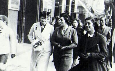 Des passantes juives, rue Fouad, au Caire, en 1939. (Crédit : Le Second Exode)