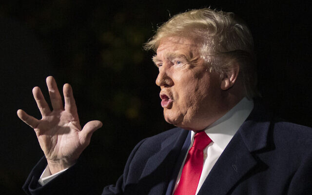 Le président Donald Trump s'exprime devant les journalistes à la Maison Blanche à Washington alors qu'il se prépare à s'envoler pour New York,le 2 novembre 2019 (Crédit : AP Photo/Manuel Balce Ceneta) Le président Donald Trump s'exprime devant les journalistes à la Maison Blanche à Washington alors qu'il se prépare à s'envoler pour New York,le 2 novembre 2019 (Crédit : AP Photo/Manuel Balce Ceneta)