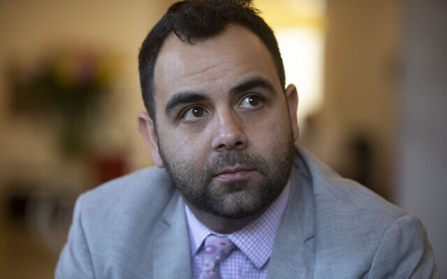 Le militant-chercheur de Human Rights Watch Omar Shakir, pendant une interview à Jérusalem, le 24 novembre 2019 (Crédit :  AP Photo/Sebastian Scheiner)