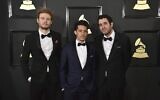De gauche à droite : Vania Heymann, Gal Muggia, et Natan Schottenfels arrivent à la 59e cérémonie des Grammy Awards, au Staples Center de Los Angeles, le 12 février 2017. (Crédit : Jordan Strauss/Invision/AP)