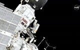 Dans cette image réalisée à partir d'une vidéo fournie par la NASA, le commandant de l'expédition 59, Oleg Kononenko, au centre, participe à une sortie dans l'espace à l'extérieur de la Station spatiale internationale avec le mécanicien de bord Alexey Ovchinin, le mercredi 29 mai 2019. (NASA via AP)