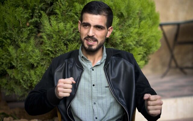 Le Palestinien Karam Qawasmi, qui a été touché dans le dos par une balle en caoutchouc des forces israéliennes lors d'un incident filmé l'année dernière, en train de donner une interview à Hébron, en Cisjordanie, le dimanche 10 novembre 2019. (AP Photo/Majdi Mohammed) Le Palestinien Karam Qawasmi, qui a été touché dans le dos par une balle en caoutchouc des forces israéliennes lors d'un incident filmé l'année dernière, en train de donner une interview à Hébron, en Cisjordanie, le dimanche 10 novembre 2019. (AP Photo/Majdi Mohammed)