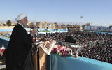 Le président iranien Hassan Rouhani lors d'un rassemblement public dans la ville de Rafsanjan dans la province de Kerman, au sud-ouest de l'Iran, le 11 novembre 2019 (Crédit : Présidence iranienne via AP)