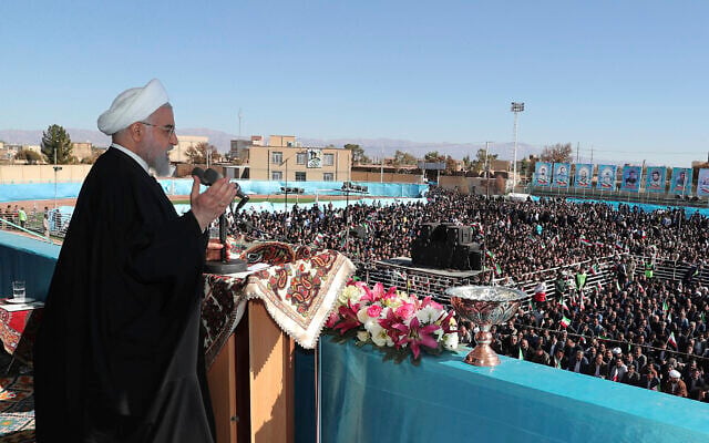 Le président iranien Hassan Rouhani lors d'un rassemblement public dans la ville de Rafsanjan dans la province de Kerman, au sud-ouest de l'Iran, le 11 novembre 2019 (Crédit : Présidence iranienne via AP)