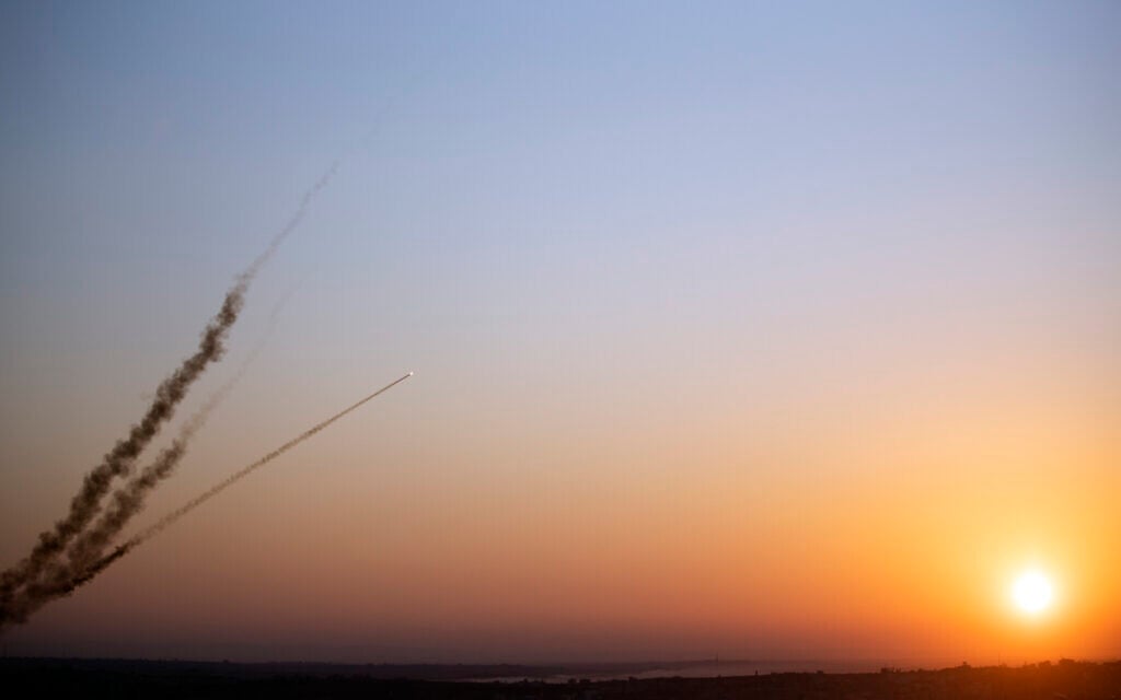 Des roquettes lancées depuis la bande de Gaza vers Israël, le 12 novembre 2019. (Crédit : AP Photo/Khalil Hamra)