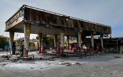 Une station service incendiée par des manifestants à Téhéran, le 17 novembre 2019. (Crédit : Abdolvahed Mirzazadeh/ISNA via AP)