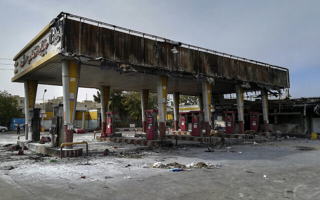Une station service incendiée par des manifestants à Téhéran, le 17 novembre 2019. (Crédit : Abdolvahed Mirzazadeh/ISNA via AP)