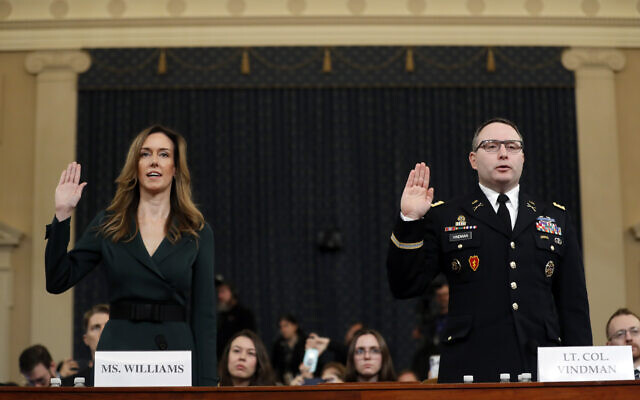 Jennifer Williams, assistante du vice-président Mike Pence (à gauche) et adjointe du Conseil de sécurité nationale, le lieutenant-colonel Alexander Vindman, ont prêté serment devant le Comité du renseignement de la Chambre des représentants du Capitole à Washington, le mardi 19 novembre 2019, pendant l'audience publique de destitution du président Donald Trump. (Crédit : AP / Andrew Harnik)