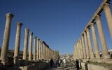Illustration: Des touristes marchent dans la rue principale de la ville romaine bien préservée de Gerasa, dans la ville de Jerash, en Jordanie, le 13 novembre 2015. (Crédit : AP / Nasser Nasser)