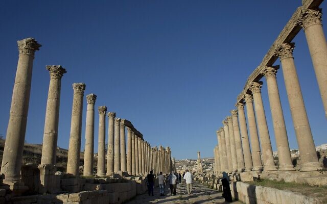 Illustration: Des touristes marchent dans la rue principale de la ville romaine bien préservée de Gerasa, dans la ville de Jerash, en Jordanie, le 13 novembre 2015. (Crédit : AP / Nasser Nasser) Illustration: Des touristes marchent dans la rue principale de la ville romaine bien préservée de Gerasa, dans la ville de Jerash, en Jordanie, le 13 novembre 2015. (Crédit : AP / Nasser Nasser)