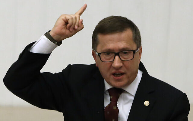 Le député nationaliste de l'opposition Lutfu Turkkan à Ankara, en Turquie, le 6 mai 2014 (Crédit : AP Photo/Burhan Ozbilici)