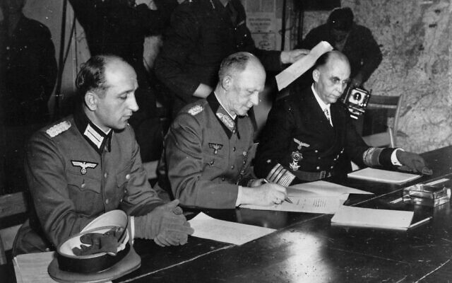 In this May 7, 1945 file photo, Le général Alfred Jodl,au centre, signe la reddition inconditionnelle de toutes les forces allemandes armées imposée par les puissance alliées au siège du commandant suprême d'Eisenhower à Reims, en France. A gauche, le commandant de la Luftwaffe, le général Wilhelm Oxenius, et l'amiral général et commandant en chef de la flotte allemande, Hans-Georg von Friedeburg à droite (Crédit : AP Photo/File) In this May 7, 1945 file photo, Le général Alfred Jodl,au centre, signe la reddition inconditionnelle de toutes les forces allemandes armées imposée par les puissance alliées au siège du commandant suprême d'Eisenhower à Reims, en France. A gauche, le commandant de la Luftwaffe, le général Wilhelm Oxenius, et l'amiral général et commandant en chef de la flotte allemande, Hans-Georg von Friedeburg à droite (Crédit : AP Photo/File)